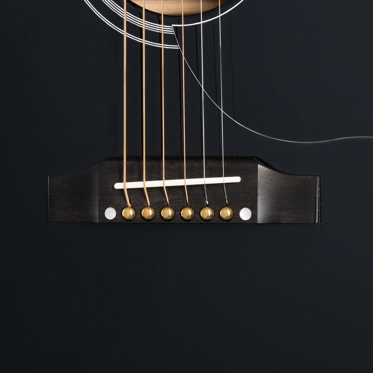 Đàn guitar acoustic Gibson Hummingbird Custom màu Ebony – cận lỗ thoát âm và ngựa đàn