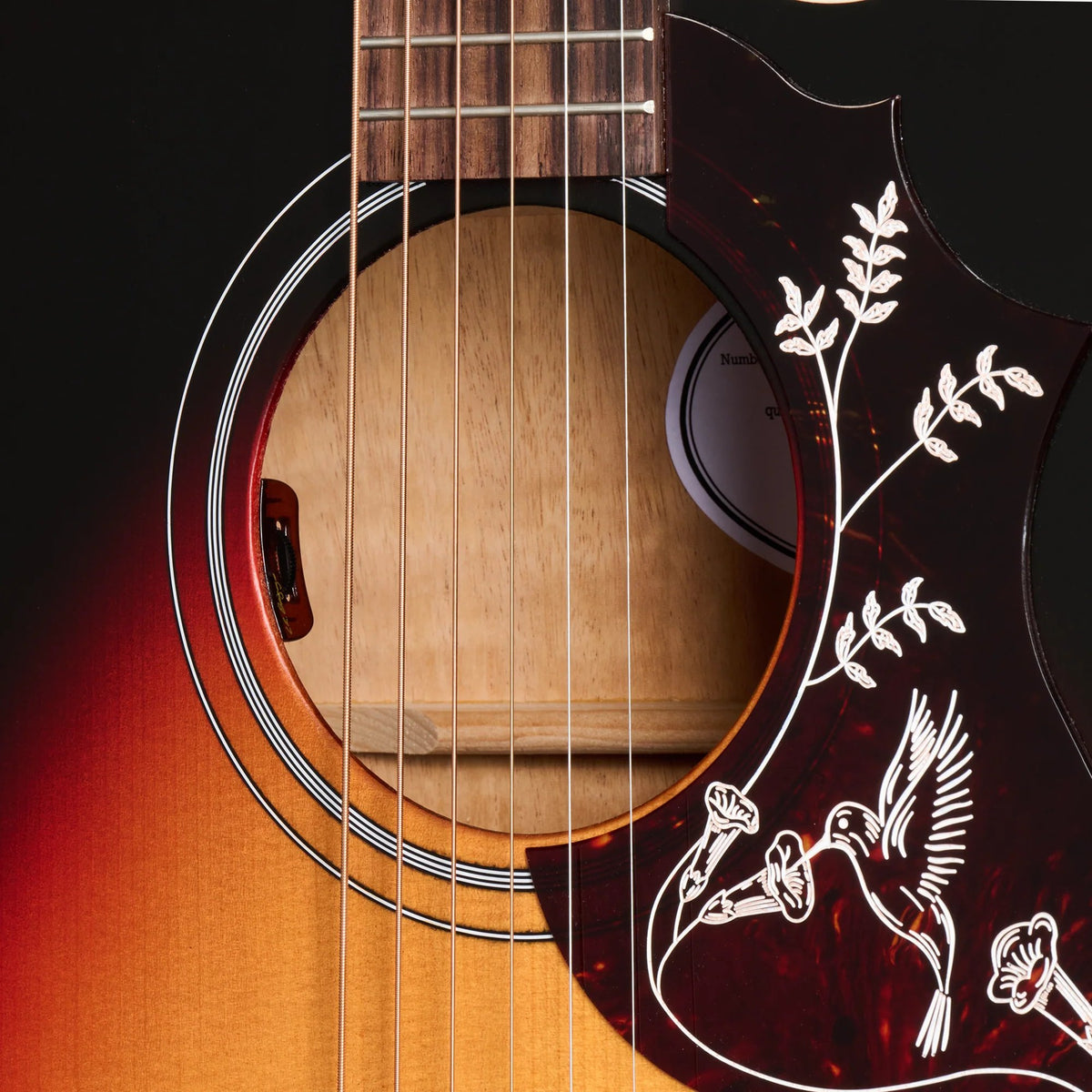 Đàn guitar acoustic Gibson Hummingbird Studio EC màu Tri-Burst Satin – cận hoa văn viền lỗ thoát âm (rosette)