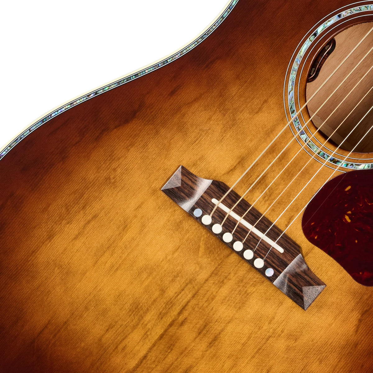 Đàn guitar acoustic Gibson J-45 Anniversary Limited Edition màu Cremona Burst – cận lỗ thoát âm và ngựa đàn