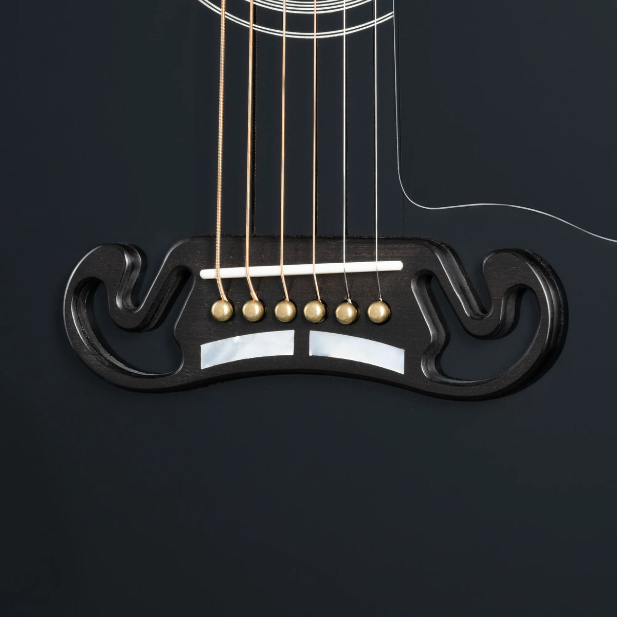 Đàn guitar acoustic Gibson SJ-200 Custom màu Ebony – cận lỗ thoát âm và ngựa đàn