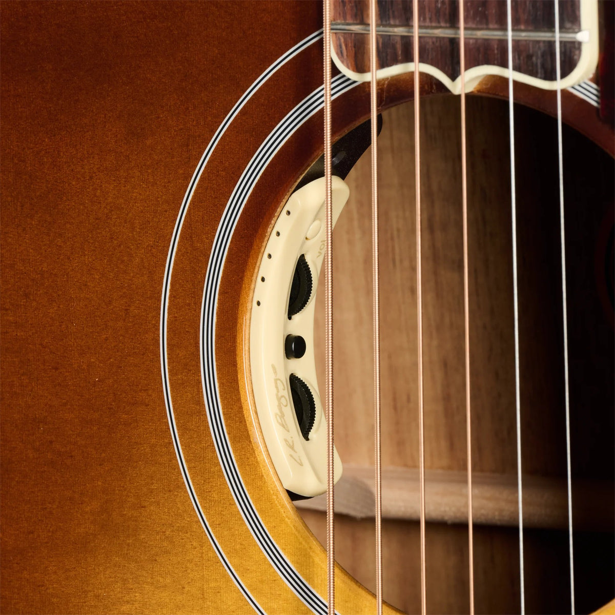 Đàn guitar acoustic Gibson SJ-200 Elegant Koa màu Honey Burst – cận bộ EQ / pickup