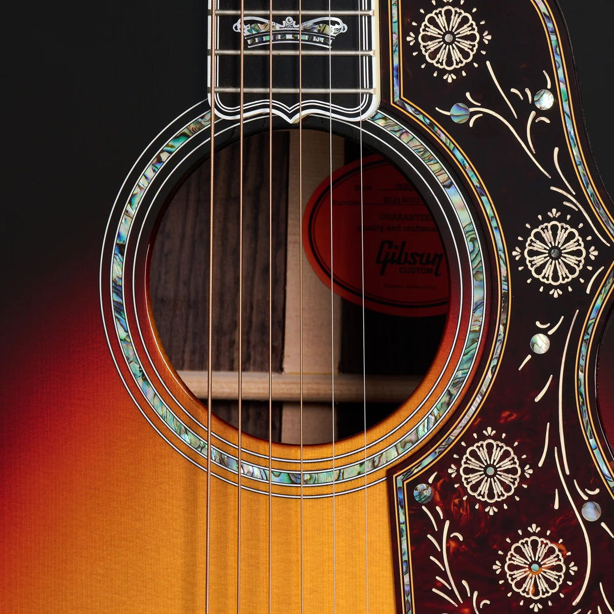 Đàn guitar acoustic Gibson SJ-200 Monarch Rosewood màu Tri-Burst – cận hoa văn viền lỗ thoát âm (rosette)