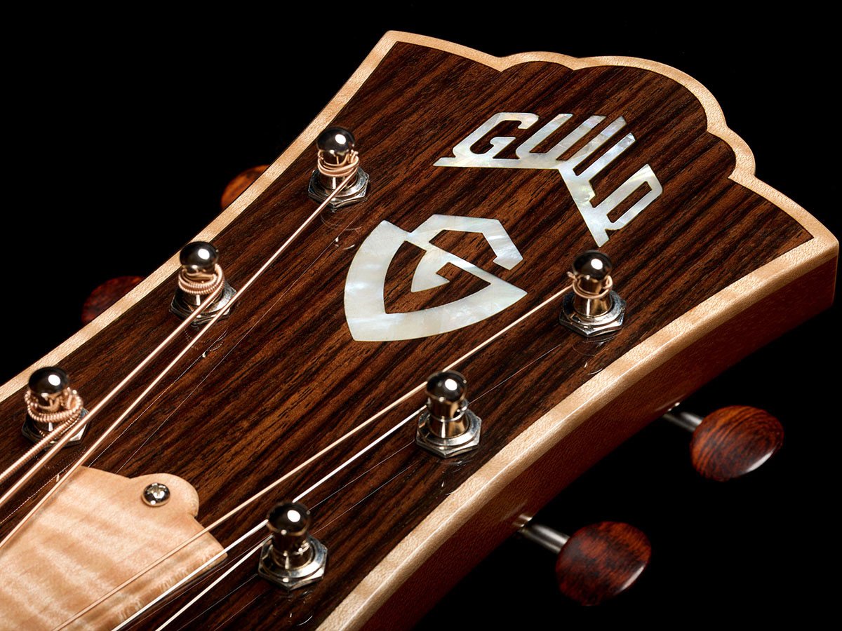 Đàn guitar acoustic Guild VR1 F-40 Au Naturel màu Natural – cận đầu đàn và logo Guild