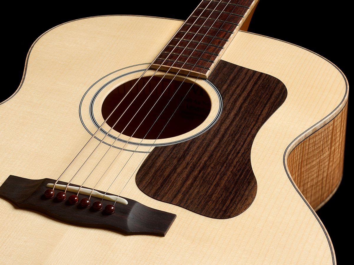 Đàn guitar acoustic Guild VR1 F-40 Au Naturel màu Natural – cận lỗ thoát âm và ngựa đàn