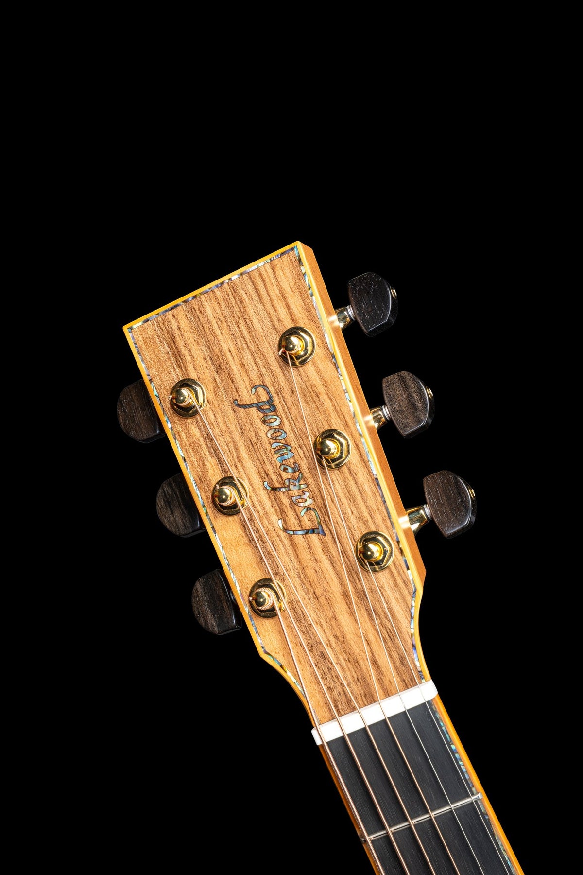 Đàn guitar acoustic Lakewood M-24 Premium Aura màu Natural – cận đầu đàn và logo Lakewood