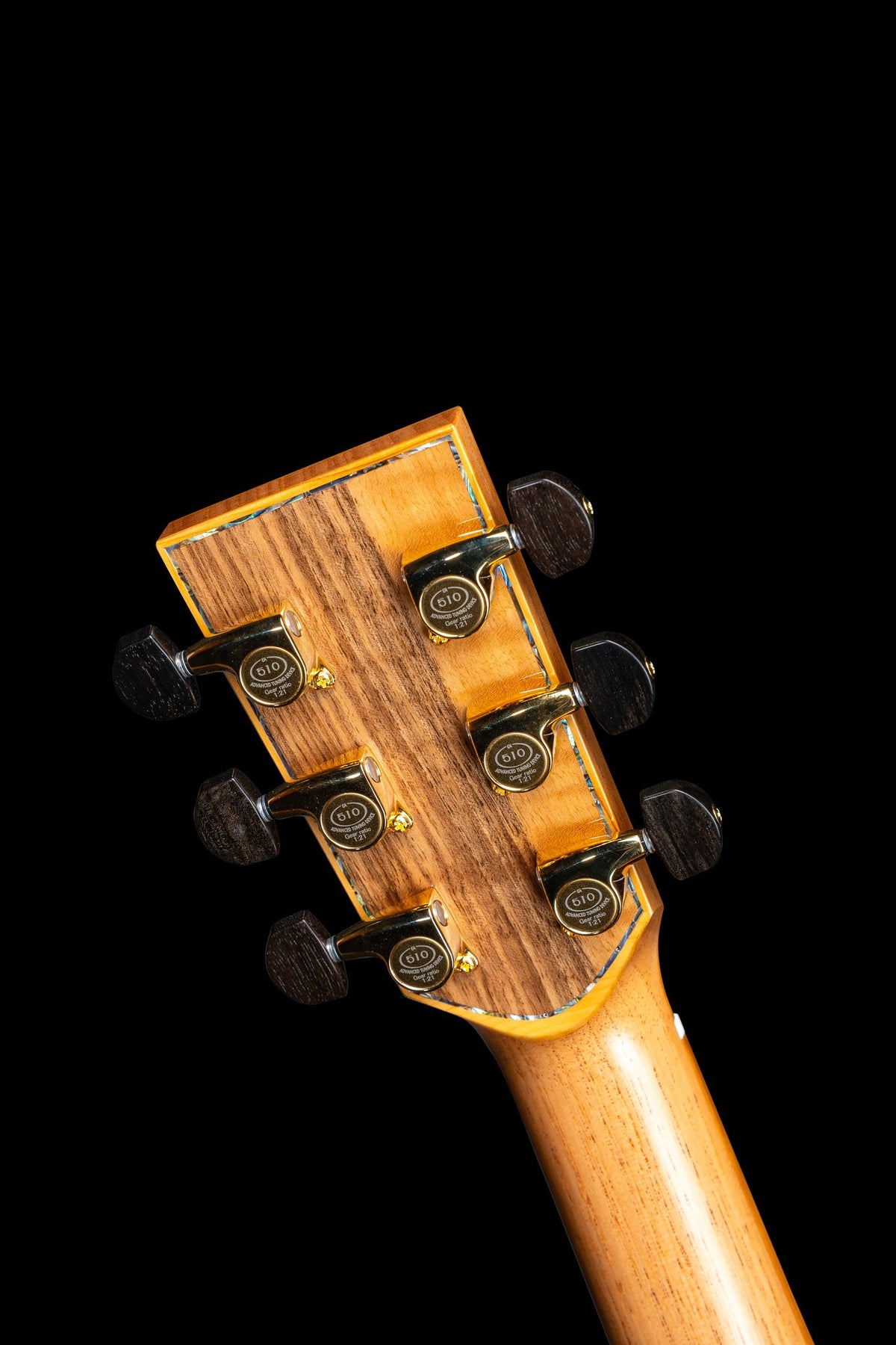 Đàn guitar acoustic Lakewood M-24 Premium Aura màu Natural – mặt sau đầu đàn và bộ khóa lên dây