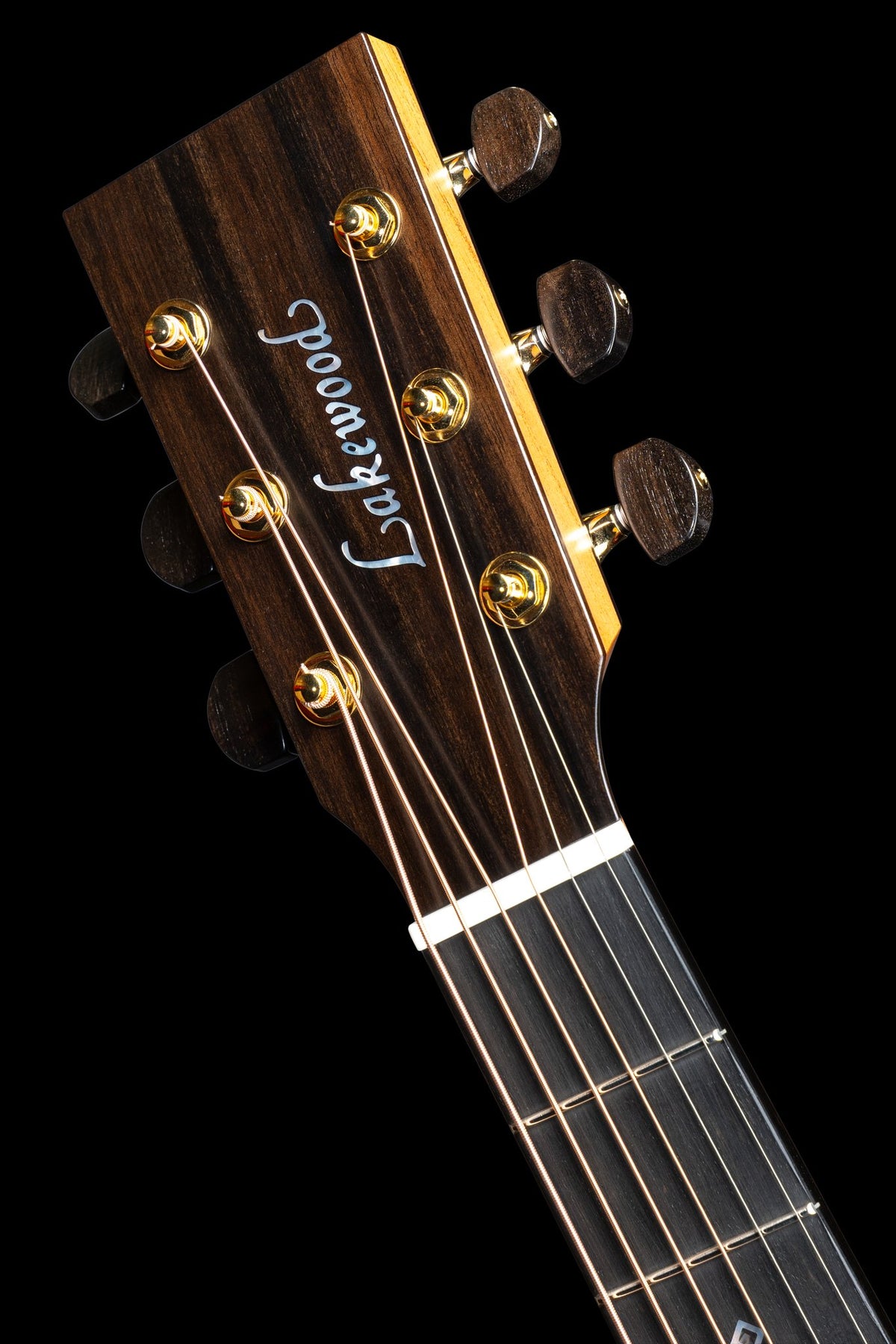 Đàn guitar acoustic Lakewood M-32 CP Deluxe màu Natural – cận đầu đàn và logo Lakewood