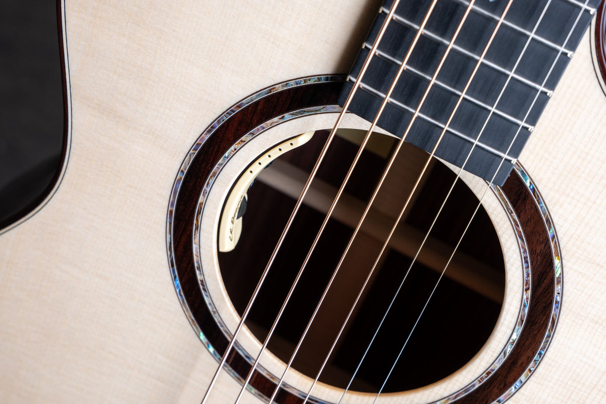 Đàn guitar acoustic Lakewood M-32 CP Deluxe màu Natural – cận hoa văn viền lỗ thoát âm (rosette)
