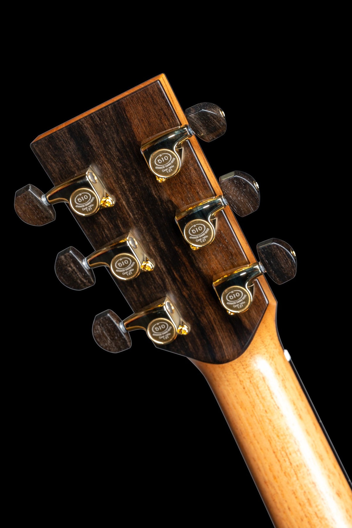 Đàn guitar acoustic Lakewood M-32 CP Deluxe màu Natural – mặt sau đầu đàn và bộ khóa lên dây