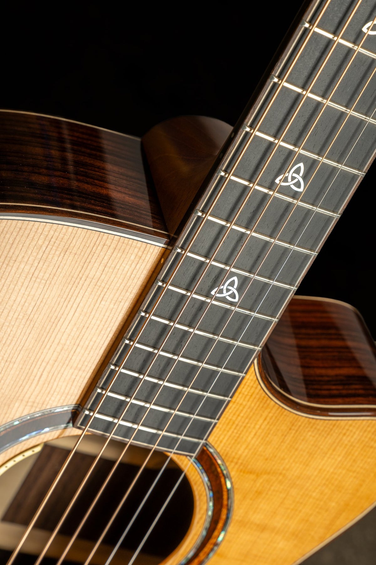 Đàn guitar acoustic Lakewood M-32 CP Premium màu Natural – cận inlay trên mặt phím