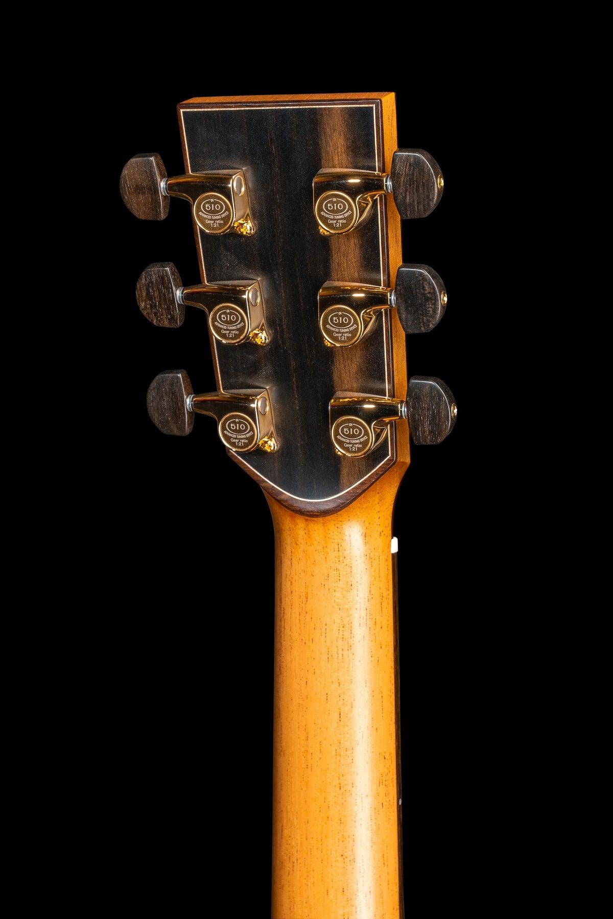 Đàn guitar acoustic Lakewood M-32 CP Premium màu Natural – mặt sau đầu đàn và bộ khóa lên dây