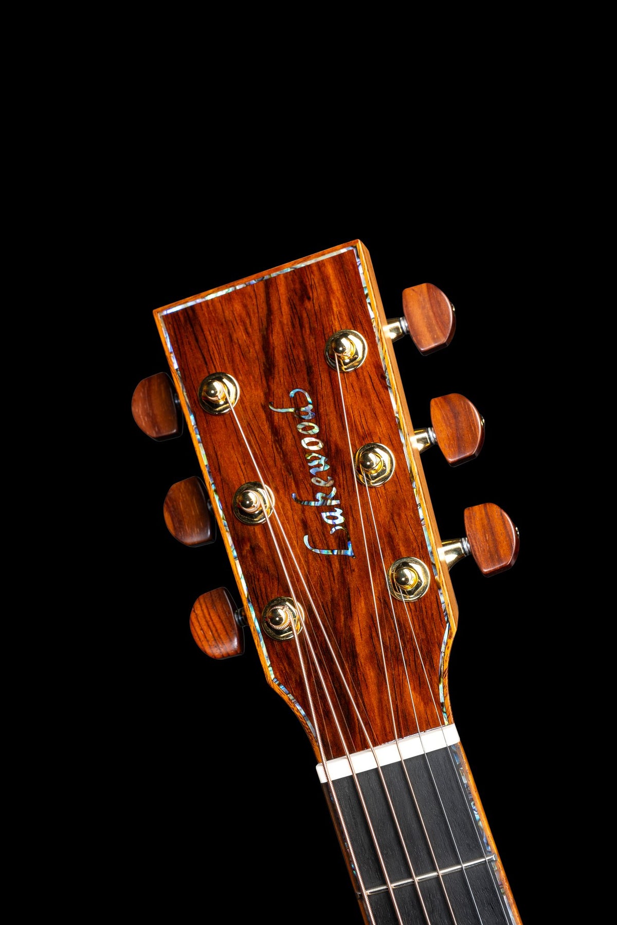 Đàn guitar acoustic Lakewood M-53 Premium Aura màu Natural – cận đầu đàn và logo Lakewood