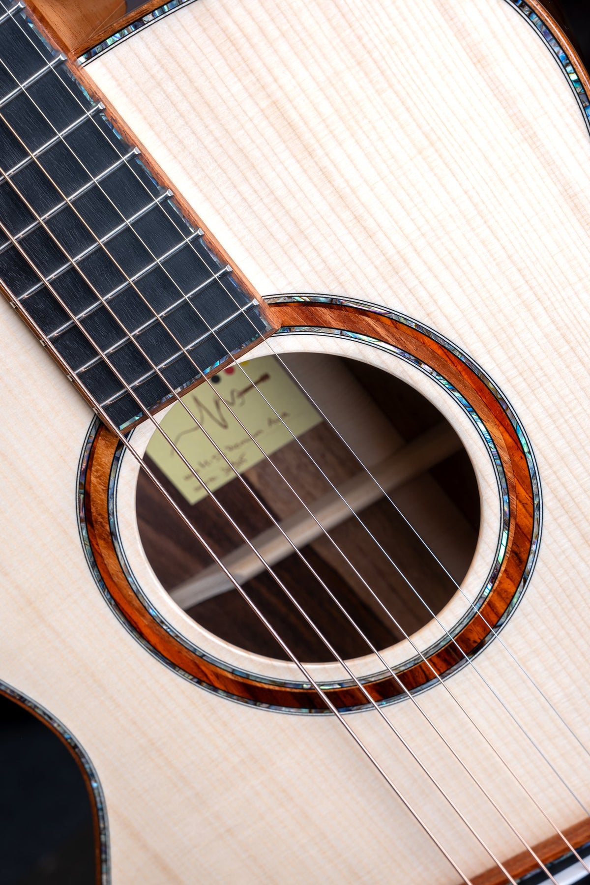 Đàn guitar acoustic Lakewood M-53 Premium Aura màu Natural – cận hoa văn viền lỗ thoát âm (rosette)