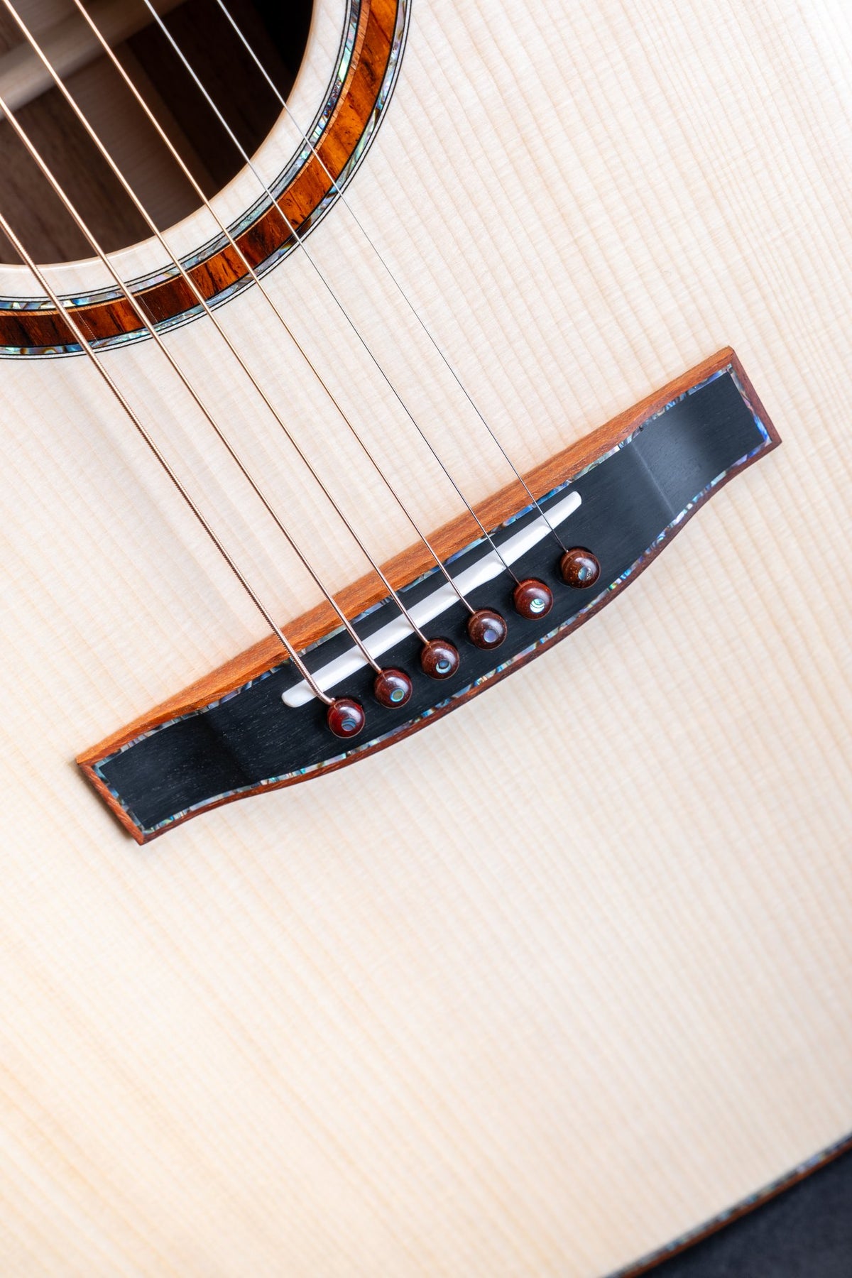 Đàn guitar acoustic Lakewood M-53 Premium Aura màu Natural – cận lỗ thoát âm và ngựa đàn