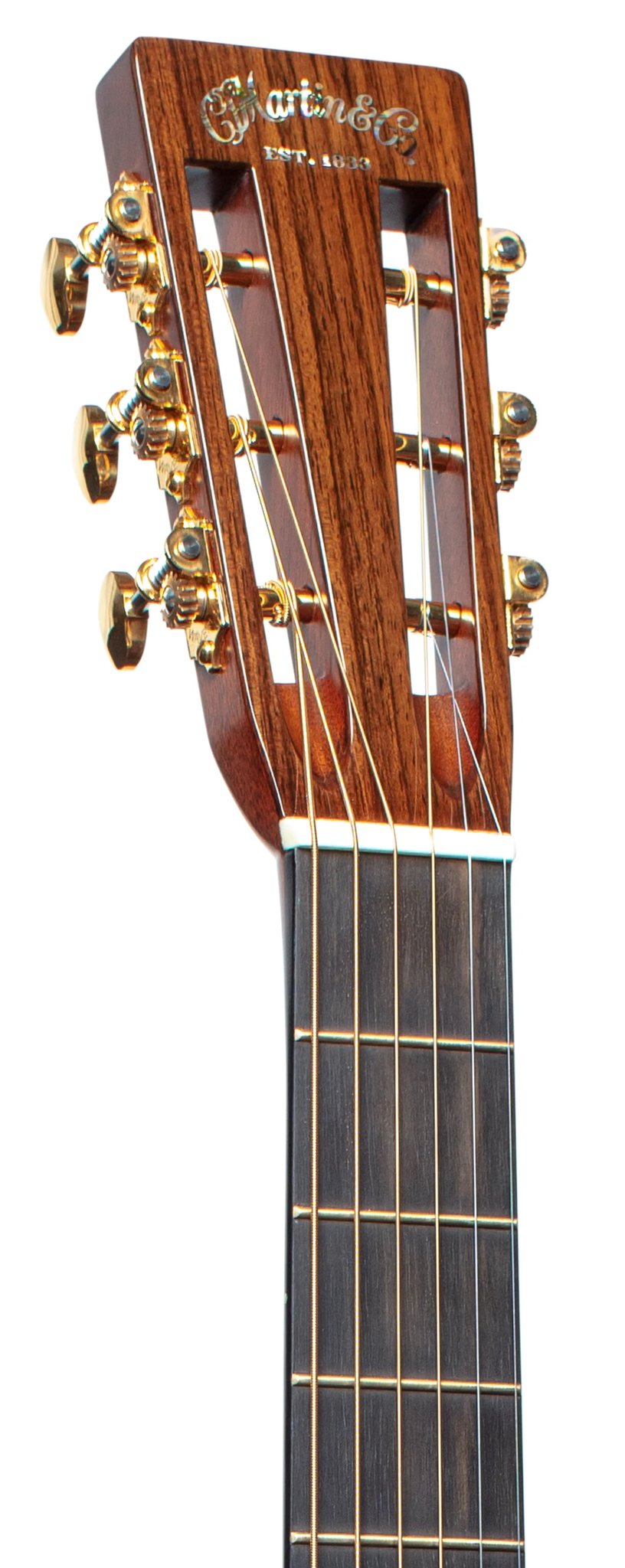 Đàn guitar acoustic Martin 0012-28 Modern Deluxe màu Natural – cận đầu đàn và logo Martin