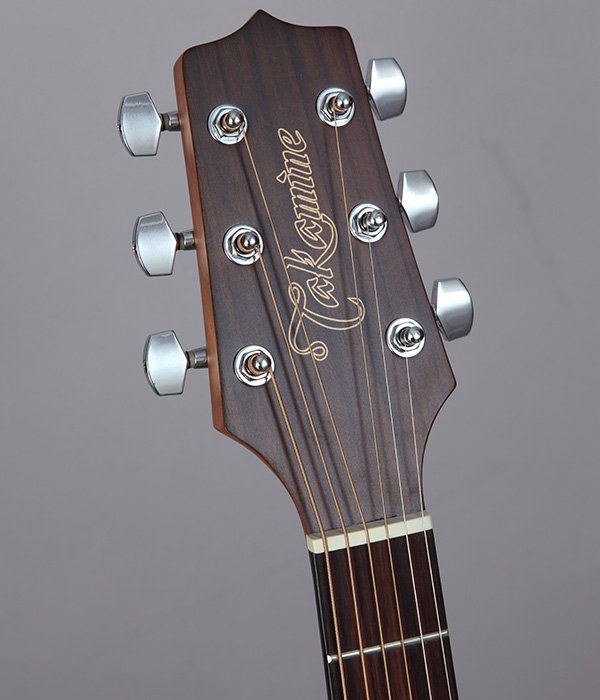 Đàn guitar acoustic Takamine GD11M màu Natural Satin – cận đầu đàn và logo Takamine