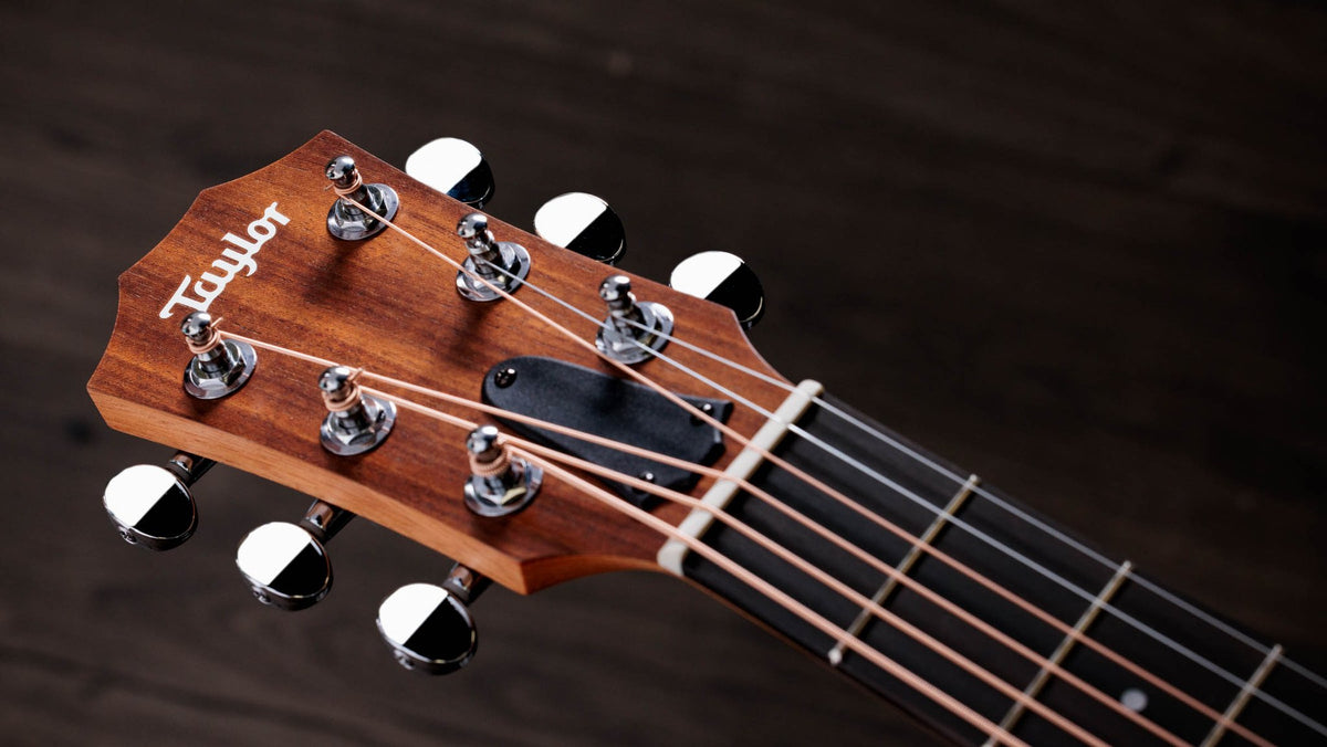 Đàn guitar acoustic Taylor GS Mini màu Natural – cận đầu đàn và logo Taylor