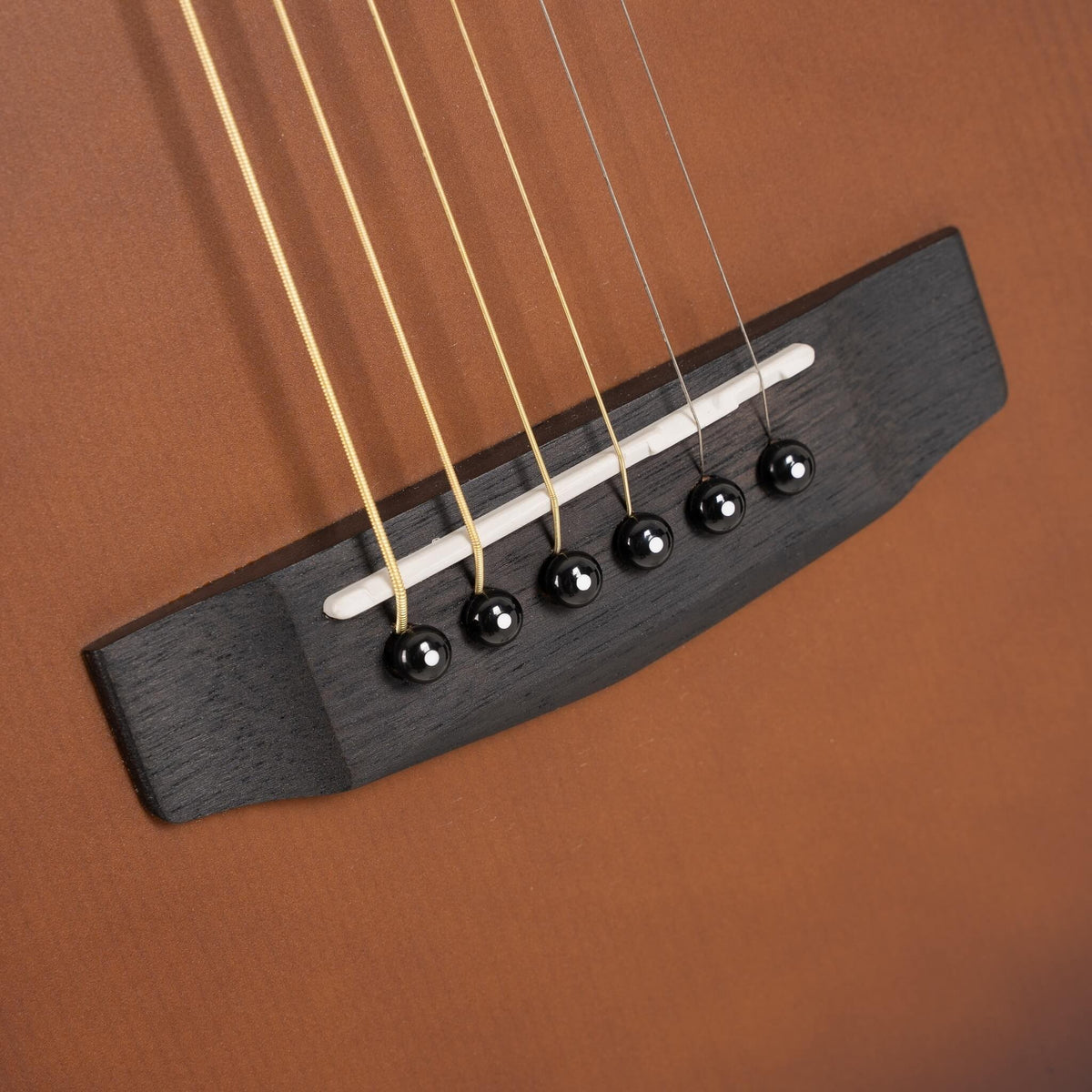 Đàn guitar acoustic thông minh Cort Earth GO màu Open Pore Brown Burst – cận lỗ thoát âm và ngựa đàn