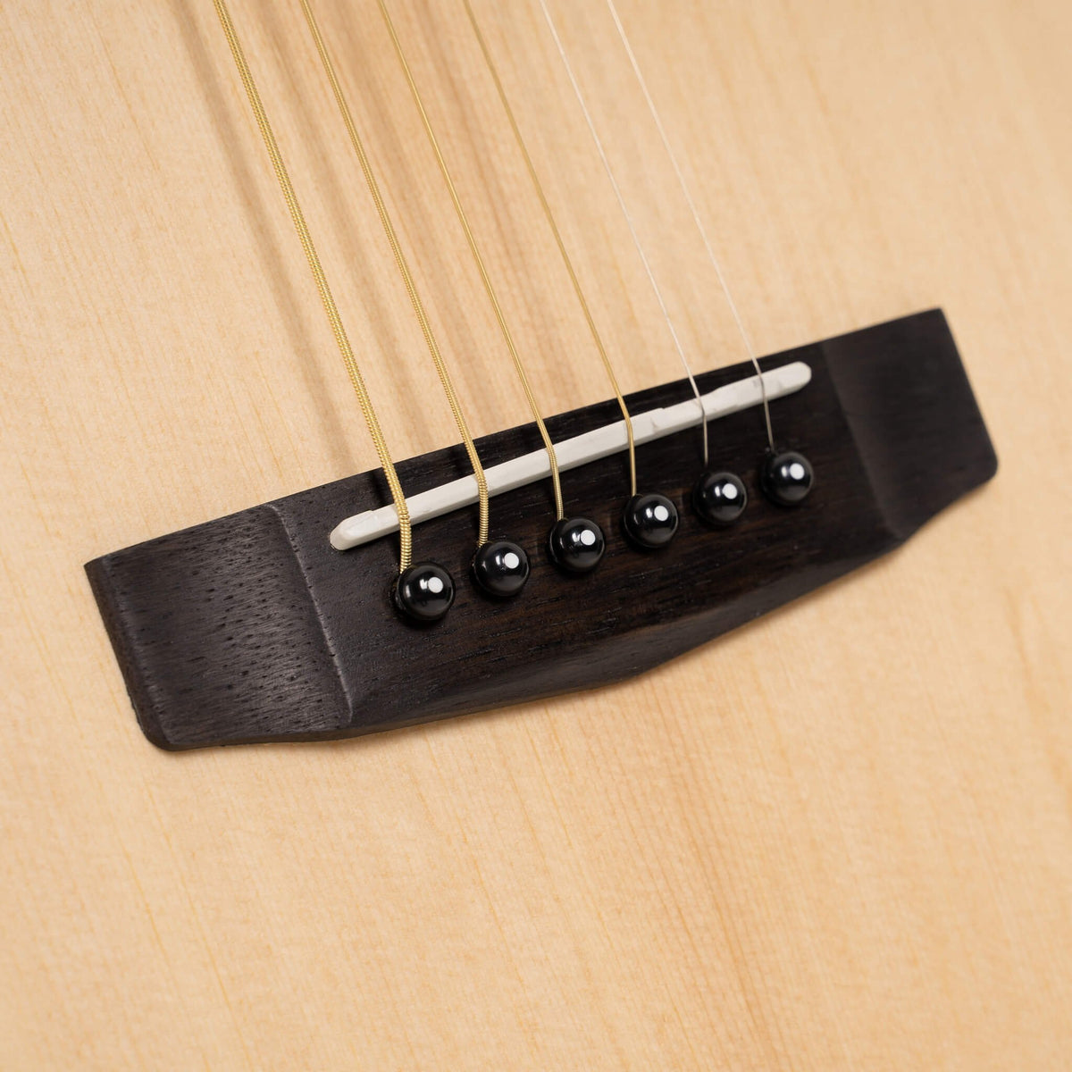 Đàn guitar acoustic thông minh Cort Earth GO màu Open Pore – cận lỗ thoát âm và ngựa đàn