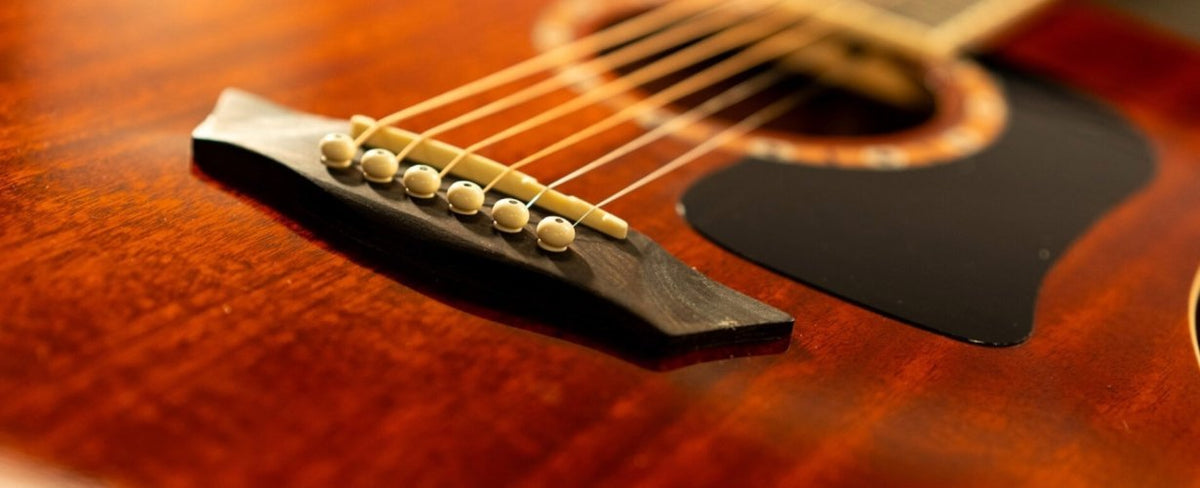 Đàn guitar acoustic Washburn WD100DL màu Natural – cận lỗ thoát âm và ngựa đàn
