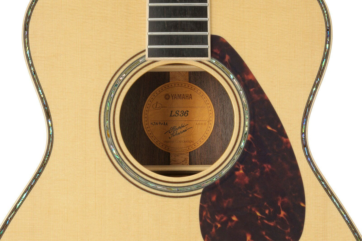 Đàn guitar acoustic Yamaha LS36 ARE màu Natural – cận lỗ thoát âm và ngựa đàn