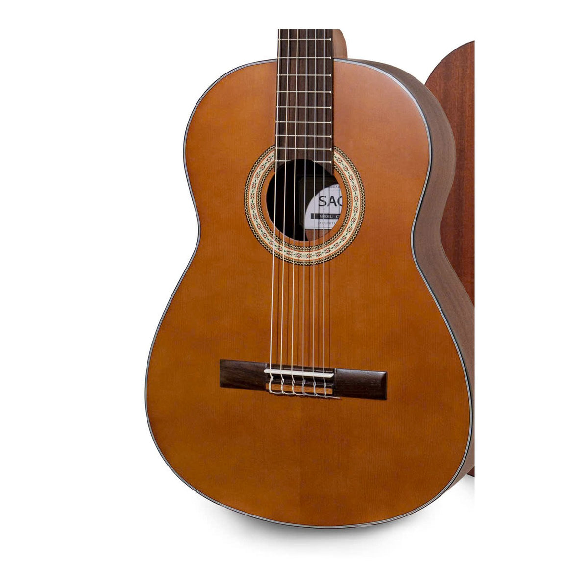 Cận cảnh thùng đàn guitar classic Saga C10M: mặt vân sam sơn mờ, rosette cổ điển, ngựa gỗ cẩm lai