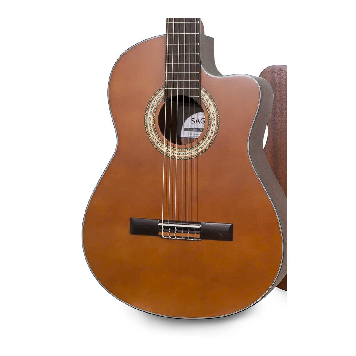 Cận cảnh thùng đàn guitar classic Saga C10MC cutaway: mặt vân sam sơn mờ, rosette cổ điển, ngựa gỗ cẩm lai