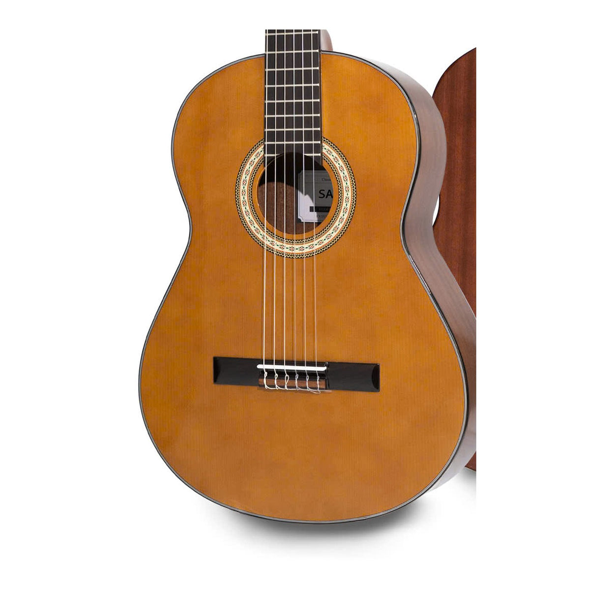 Cận cảnh thùng đàn guitar classic Saga C10S: mặt vân sam sơn bóng, rosette cổ điển, ngựa gỗ cẩm lai