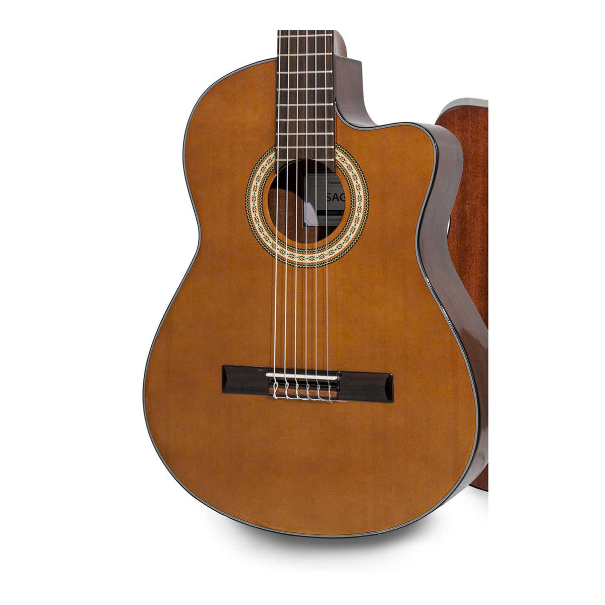Cận cảnh thùng đàn guitar classic Saga C10SC cutaway: mặt vân sam sơn bóng, rosette cổ điển, ngựa gỗ cẩm lai