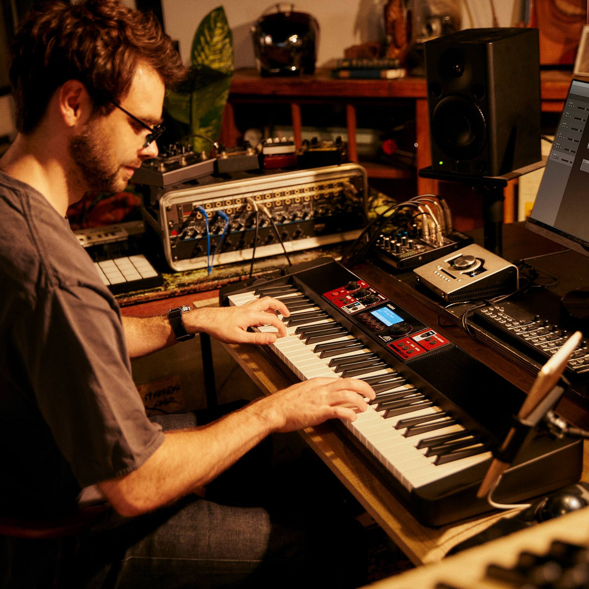 Đàn Organ Casio CT-S1000V - góc nghiêng (Đen)