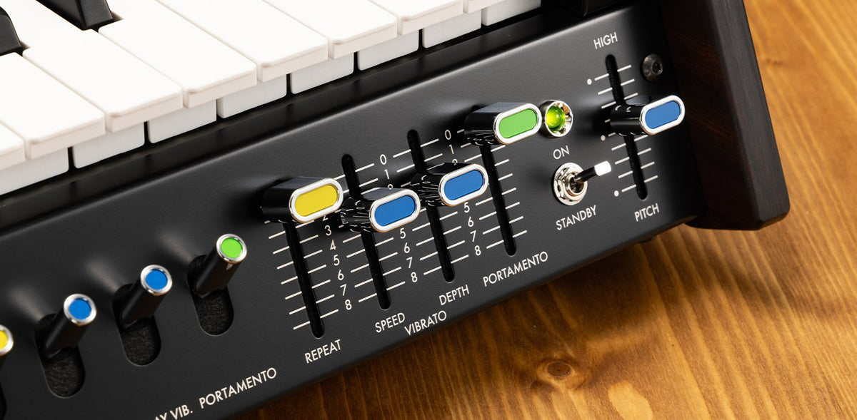 Đàn Synthesizer Korg miniKORG 700Sm - cận cảnh chi tiết