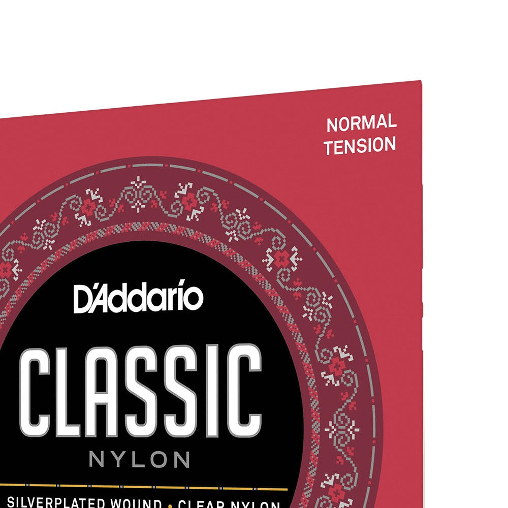 Cận cảnh logo và tên dòng trên bao bì D'Addario EJ27N 3/4