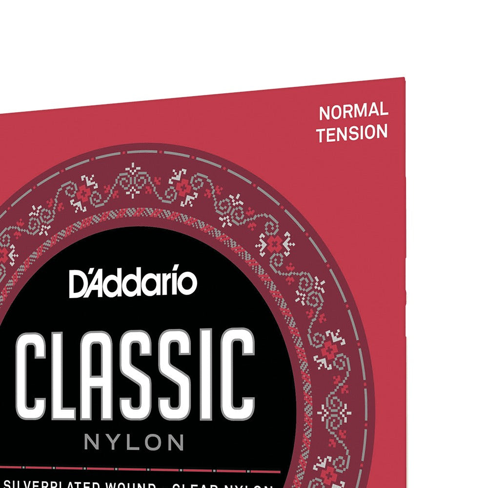 Cận cảnh logo và tên dòng trên bao bì D'Addario EJ27N