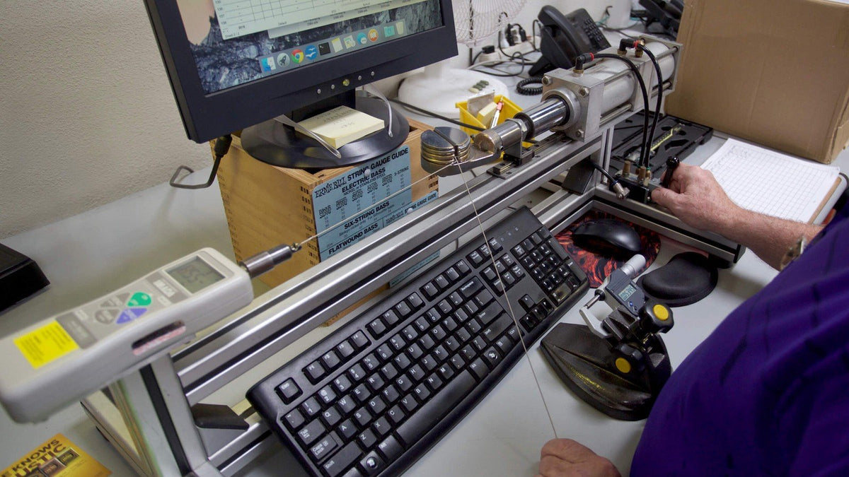 Kiểm tra chất lượng dây tại nhà máy Ernie Ball