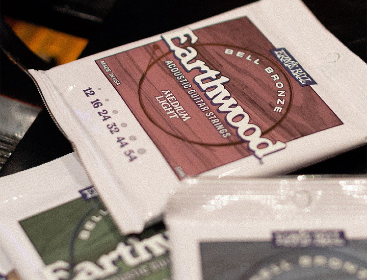 Chơi thử dây Ernie Ball 2346 Earthwood Bell Bronze 12-54 – ảnh từ video của Ernie Ball