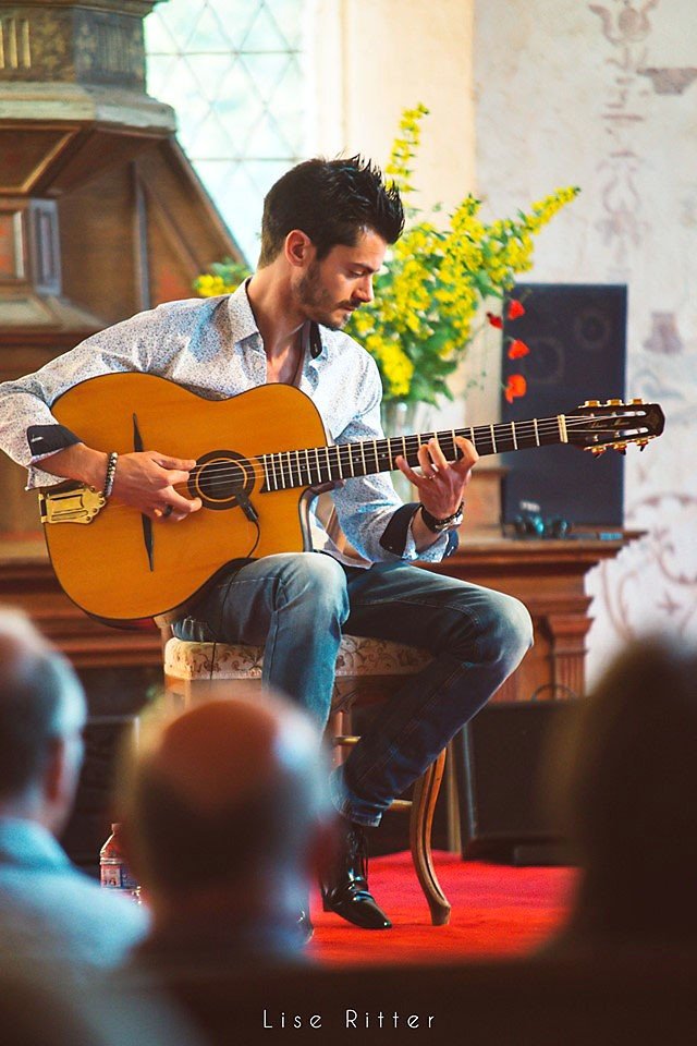 Nghệ sĩ dùng dây Savarez Argentine 1510 với đàn guitar gypsy jazz – ảnh Savarez giới thiệu (1)