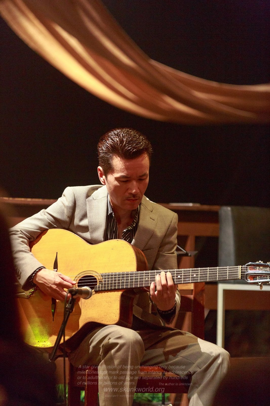 Nghệ sĩ dùng dây Savarez Argentine 1610MF với đàn guitar gypsy jazz – ảnh Savarez giới thiệu (1)
