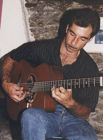 Nghệ sĩ dùng dây Savarez Argentine 1610MF với đàn guitar gypsy jazz – ảnh Savarez giới thiệu (3)