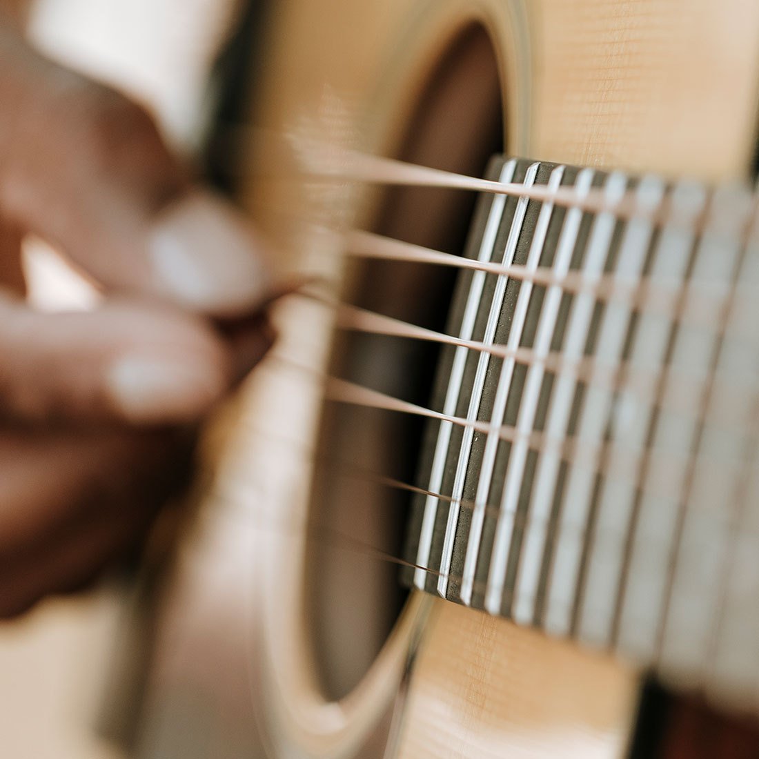 Gảy dây đàn guitar acoustic – cận cảnh