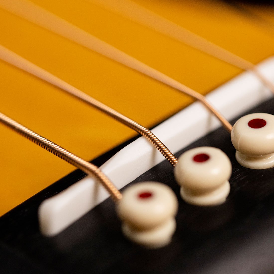 Chốt ngựa (bridge pin) giữ dây đàn guitar acoustic
