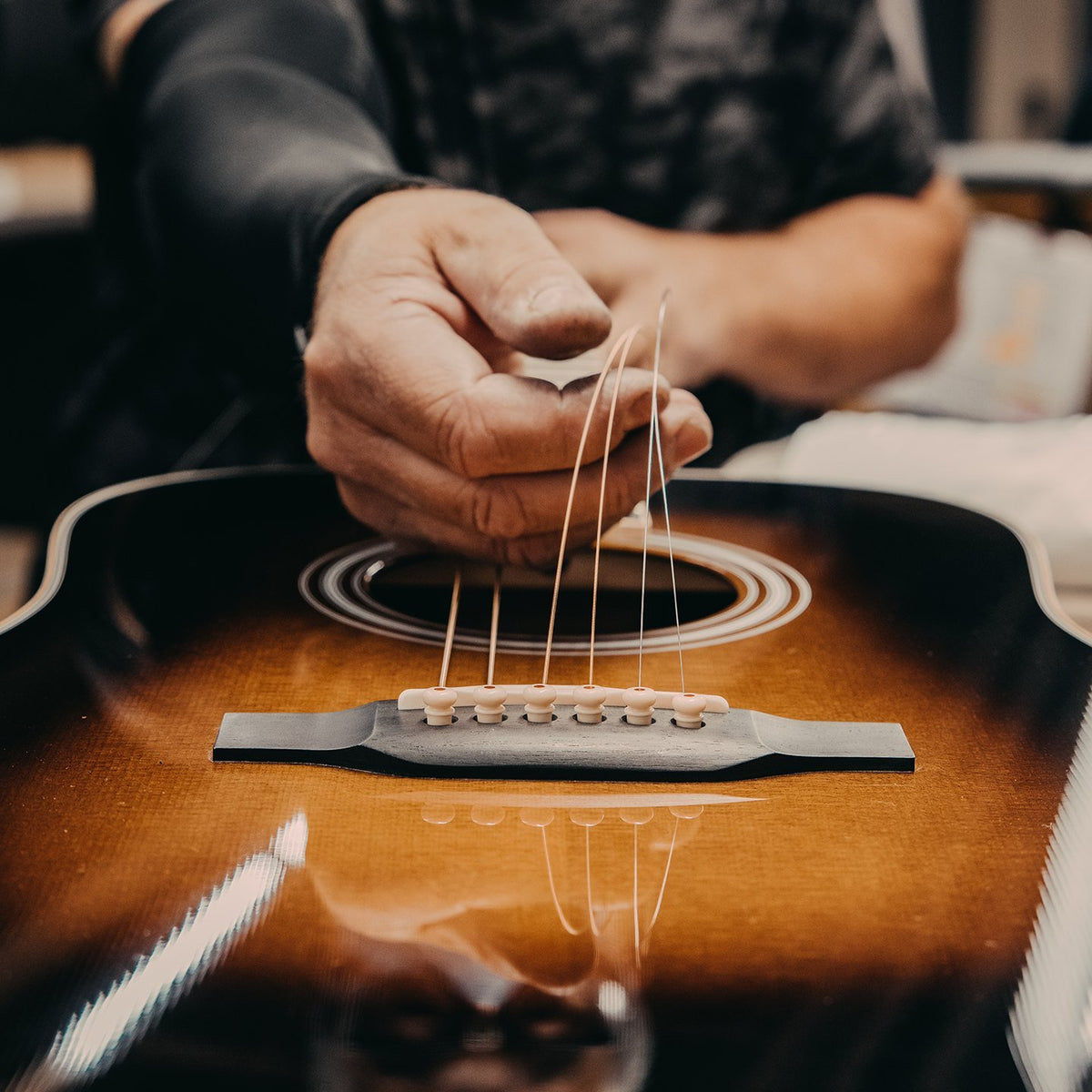 Thay dây đàn guitar acoustic tại ngựa đàn