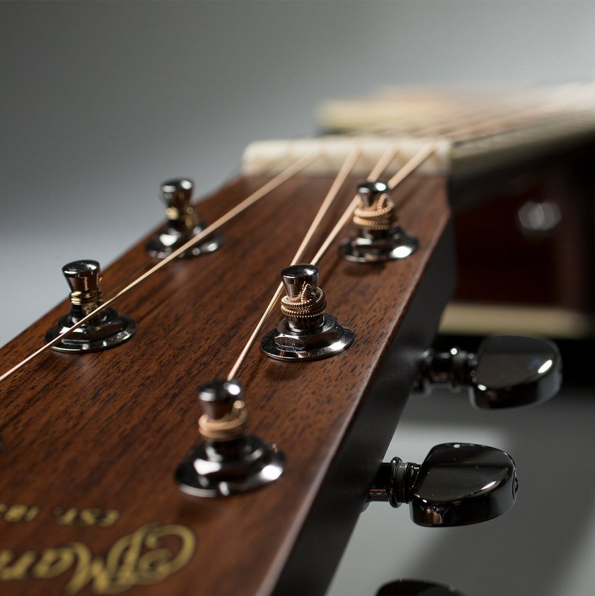 Dây đàn trên đầu đàn guitar acoustic Martin