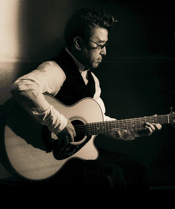 Nghệ sĩ dùng dây Savarez A130M với đàn guitar acoustic – ảnh Savarez giới thiệu (1)