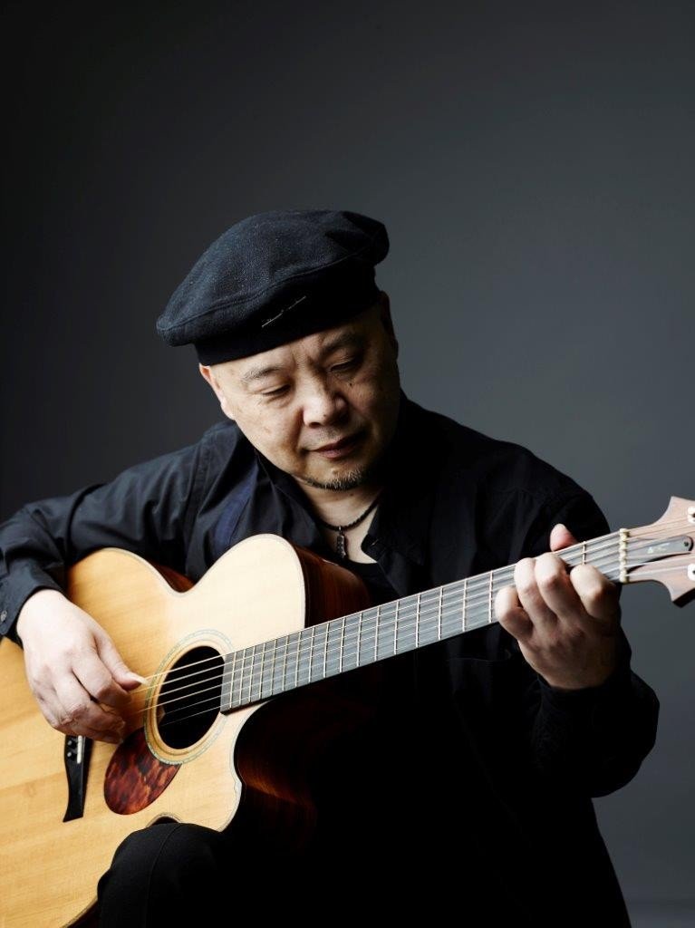 Nghệ sĩ dùng dây Savarez A140L với đàn guitar acoustic – ảnh Savarez giới thiệu (2)