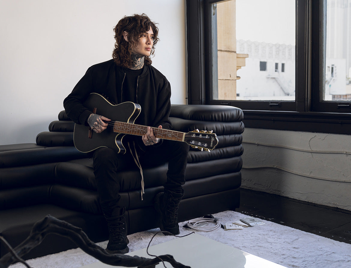 Nghệ sĩ Tim Henson với cây guitar dây nylon – ảnh giới thiệu bộ dây Ernie Ball Tim Henson Signature