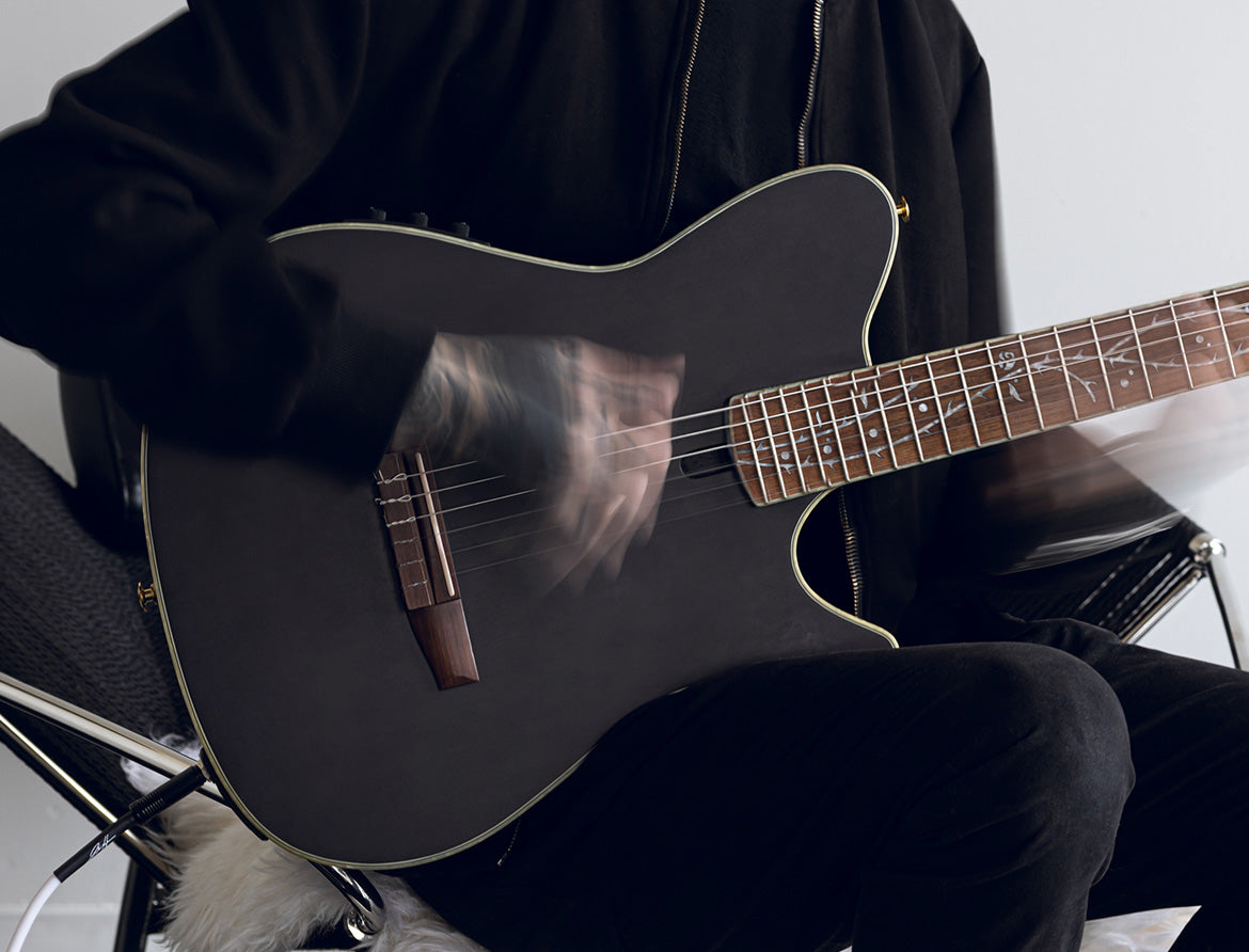 Tim Henson chơi guitar dây nylon – ảnh của Ernie Ball cho bộ dây 3829