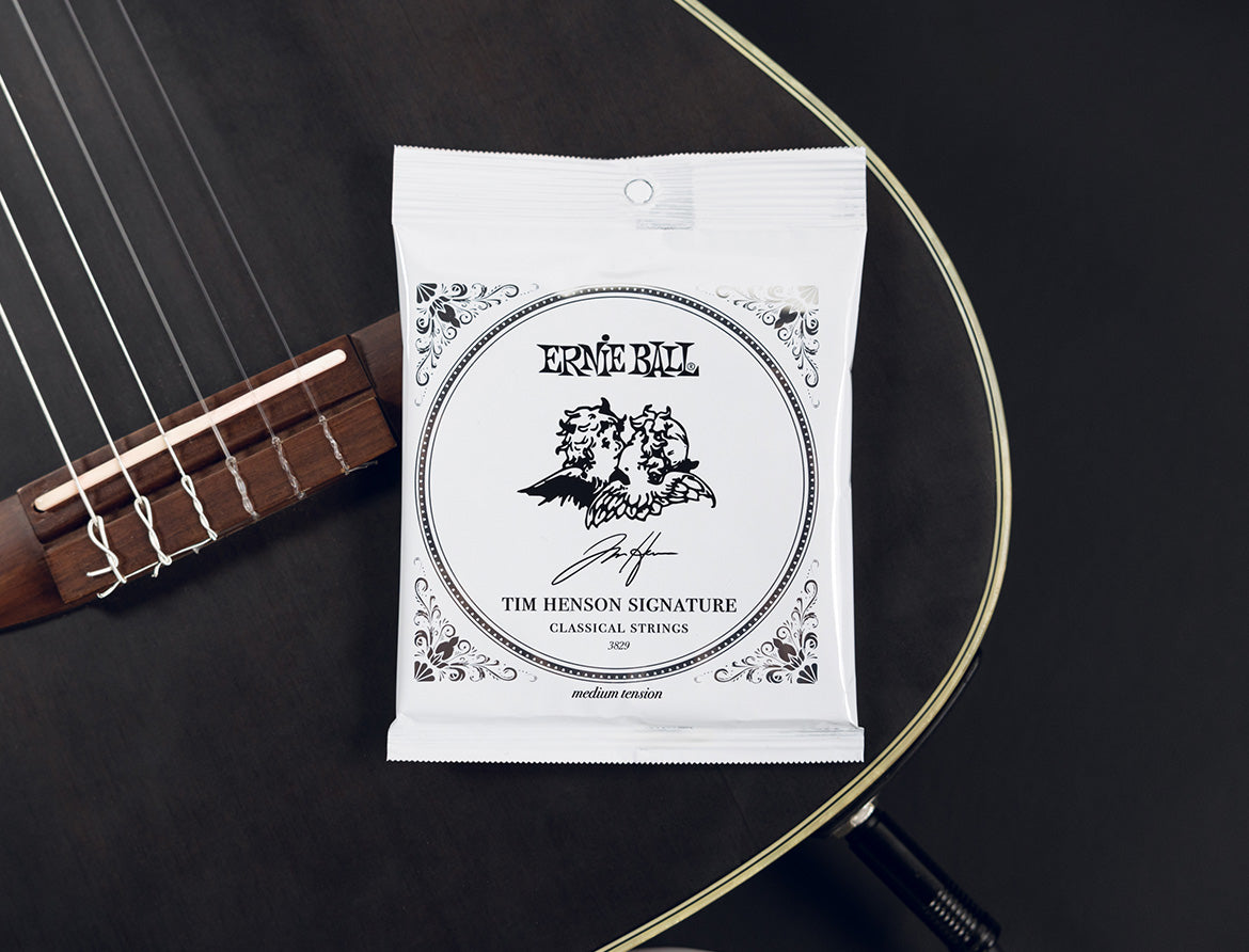 Bao bì dây Ernie Ball Tim Henson Signature Classical Strings trên cây guitar