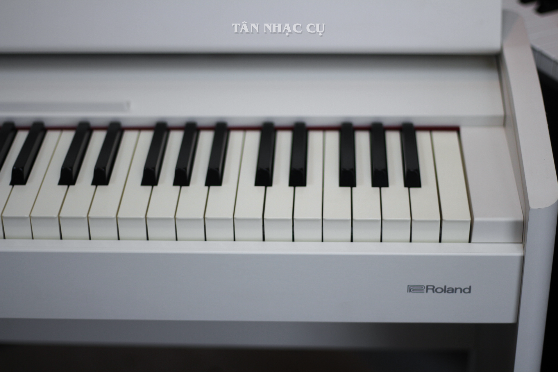 Đàn Piano Điện Roland F701 White Hàng Trưng Bày