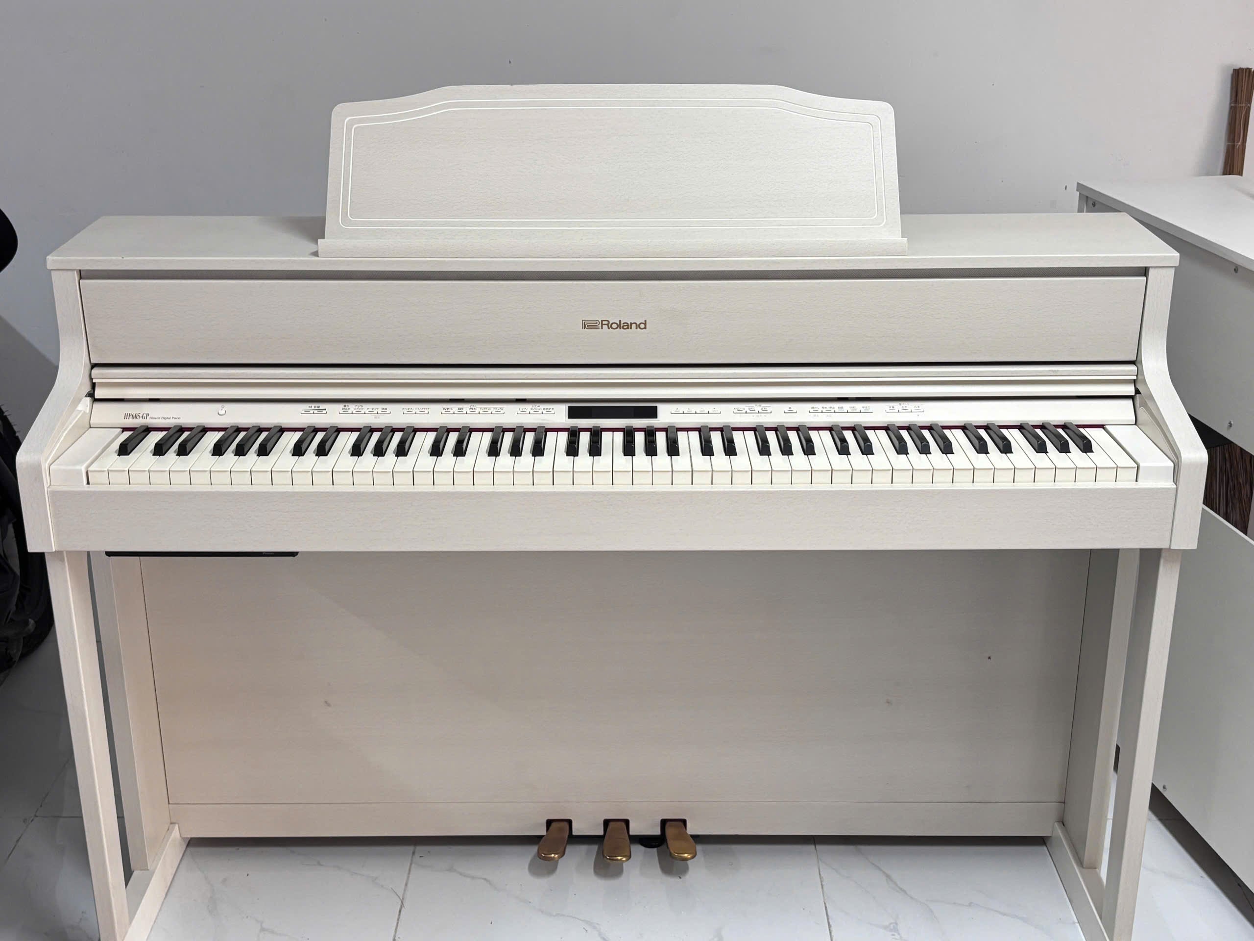 Tải video: Roland HP605GP