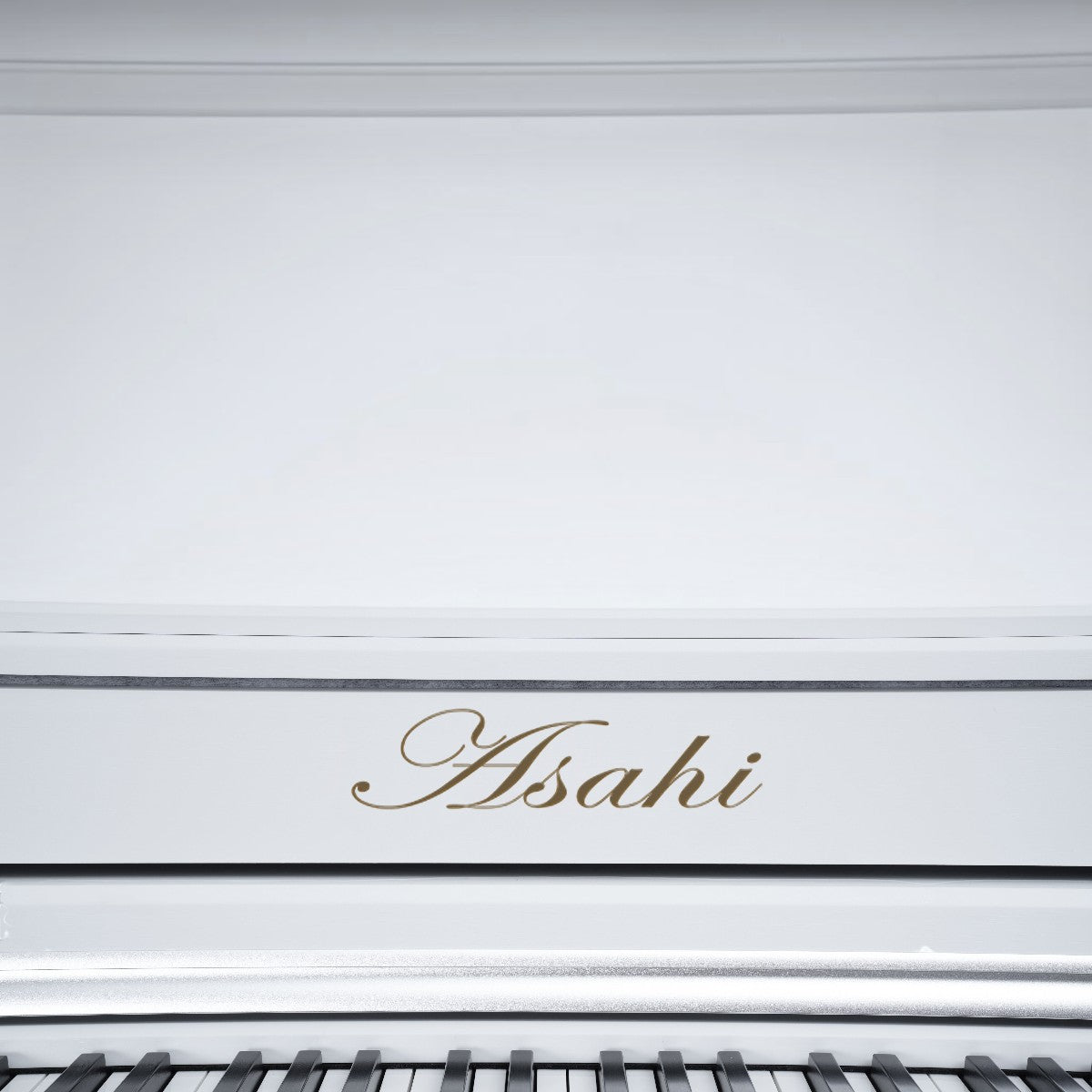 Logo thương hiệu Asahi trên đàn piano điện TÂN NHẠC CỤ màu trắng sang trọng